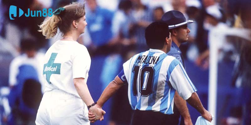 Hình ảnh nữ y tá nắm tay Diego Maradona ra khỏi sân thi đấu